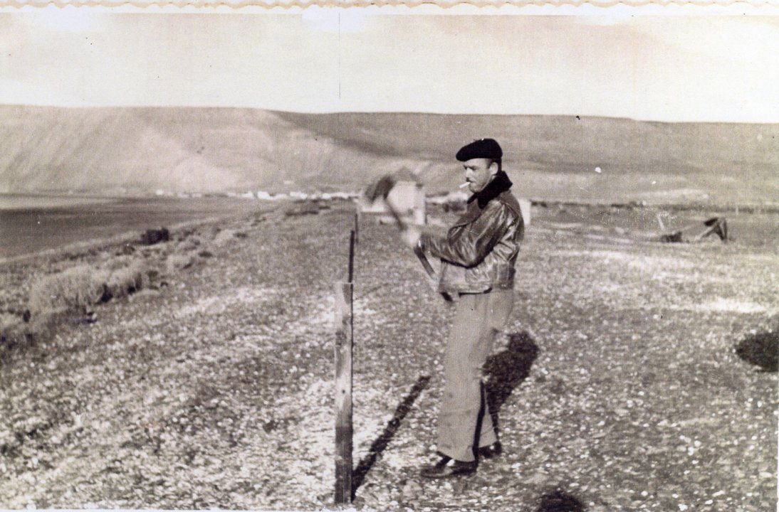 1955, un vecino de apellido Praznik coloca sus primeras estacas. Foto: Archivo Municipal.