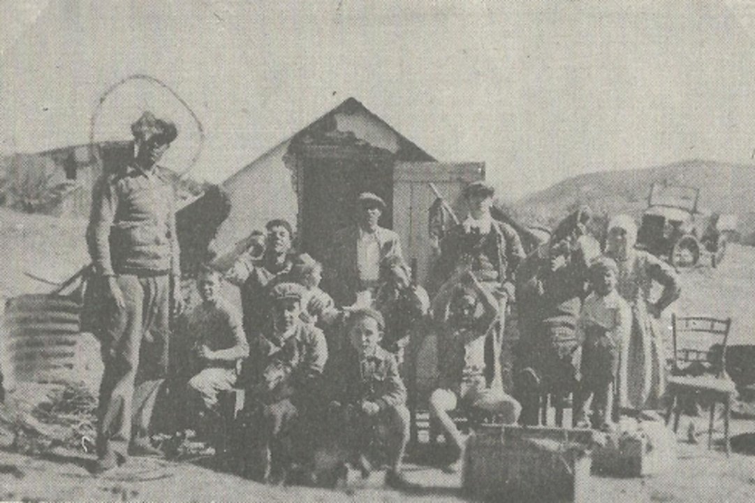 Año 1937, Juan Guteff en su primera casa de adobe. Foto: Libro 29° Aniversario de Rada Tilly.