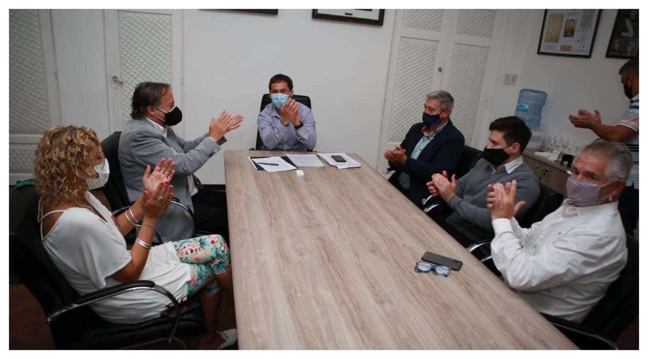 Juan Pablo Luque recibió al gerente de delegaciones y
articulación de la Superintendencia de Servicios de Salud de la Nación, Víctor Urbani. Foto: MCR